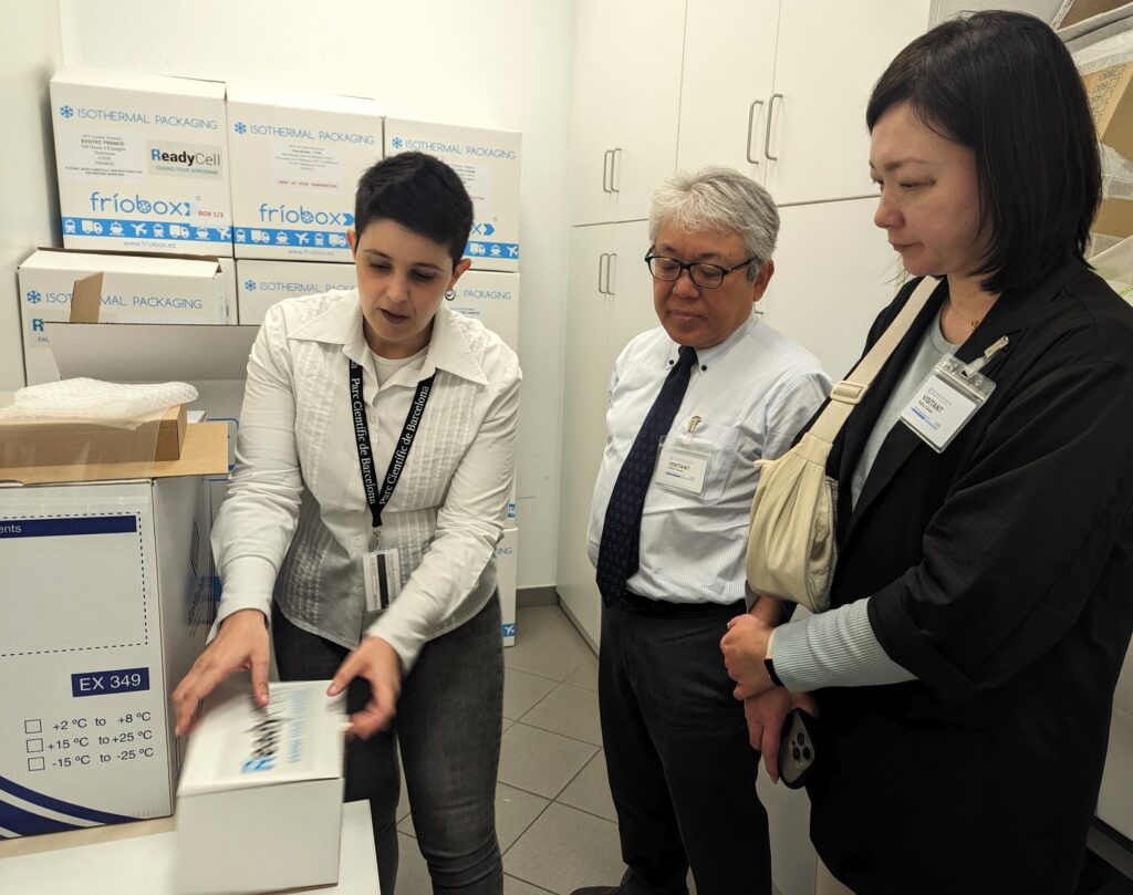 ReadyCell's business developer, Maria Riba, demonstrating the shipment of plates to OYC representatives, Hideo Arai and Ki Kio, in the ReadyCell logistics room in Barcelona.